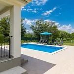 Mario With Private Heated Saltwater Pool فيلة Kršan