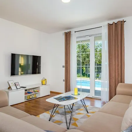 Mario With Private Heated Saltwater Pool Vila